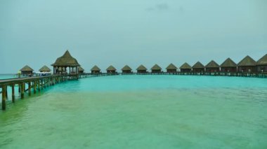 Okyanusu yaz gökyüzü ile ahşap bungalov