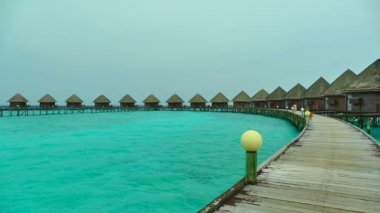 Okyanusu yaz gökyüzü ile ahşap bungalov