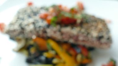 Susam ile ızgara orkinos biftek