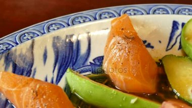 Soslu somon salata avokado