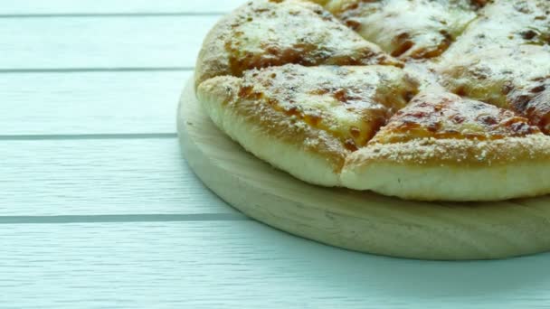 Вкусная итальянская пицца — стоковое видео