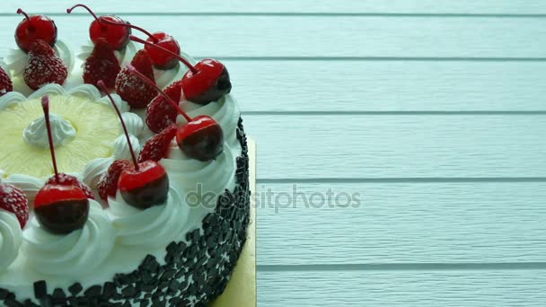 Glass tårta med körsbär på toppen — Stockvideo