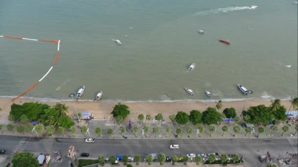 小船漂浮在海滩与路附近的水中 — 图库视频影像