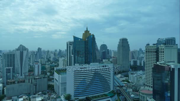 Cielo nuvoloso sullo skyline della città — Video Stock