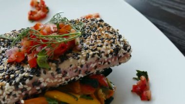 orkinos biftek seasame ve sebze ile