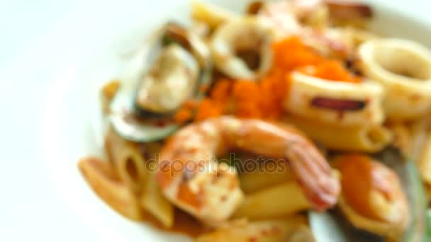 Spagetti tom yum deniz ürünleri ile — Stok video