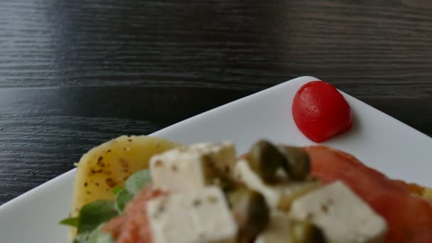 Σαλάτα σολομού με φρέσκα λαχανικά — Αρχείο Βίντεο