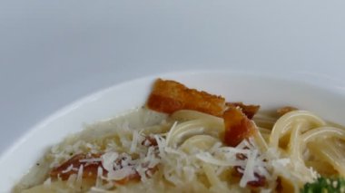 Carbonara gevrek domuz pastırması ve yumurta ile