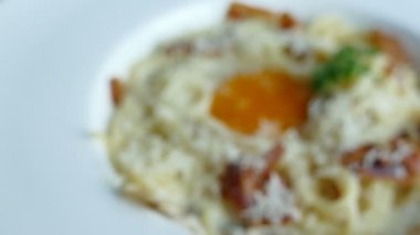 Carbonara gevrek domuz pastırması ve yumurta ile