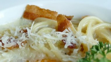 Carbonara gevrek domuz pastırması ve yumurta ile