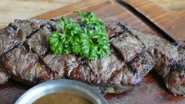 Grilovaný Vepřový steak s omáčkou — Stock video