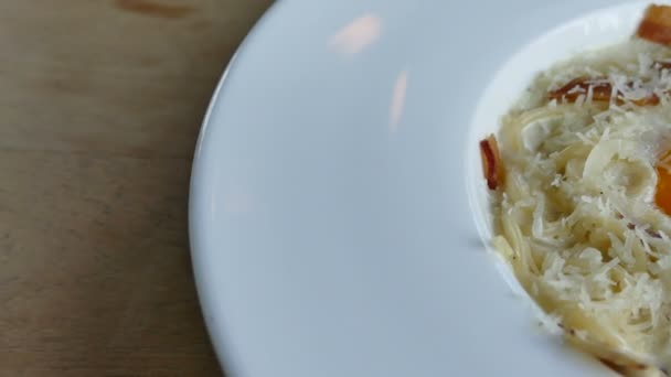 Carbonara with crispy bacon and egg — Stock Video