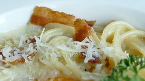 Carbonara con tocino crujiente y huevo — Vídeos de Stock