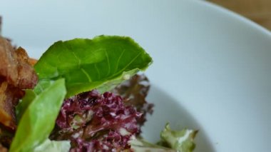 Yengeç çubuklu sebze salatası.