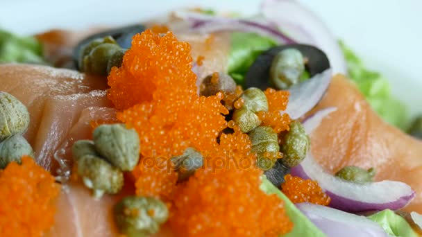 Zalm salade met verse groenten — Stockvideo