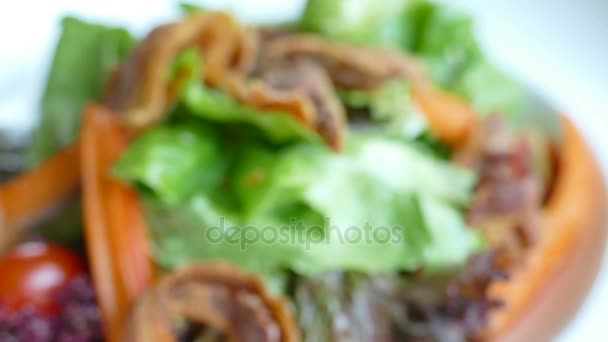 Ensalada de verduras con palitos de cangrejo — Vídeos de Stock