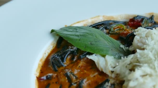Baharatlı spagetti ve deniz ürünleri. — Stok video