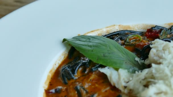 Пряные спагетти с морепродуктами — стоковое видео