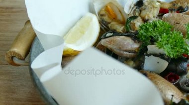 Şarap soslu kızarmış midye