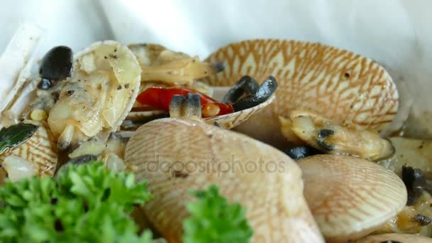 Stekt musslor med rödvinssås — Stockvideo