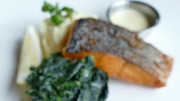Stek z łososia z zielenią i cytryną — Wideo stockowe