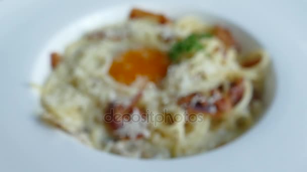 Carbonara con pancetta croccante e uovo — Video Stock