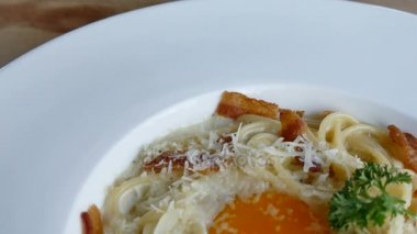Carbonara gevrek domuz pastırması ve yumurta ile