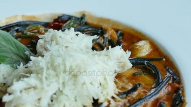 Baharatlı spagetti ve deniz ürünleri. 