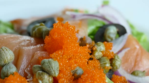 Zalm salade met verse groenten — Stockvideo