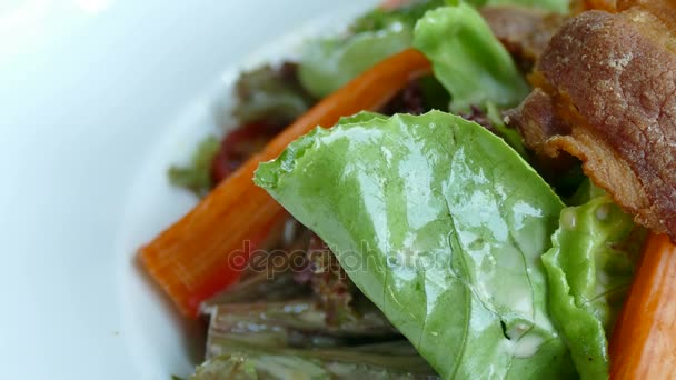 Gemüsesalat mit Krabbenspießen — Stockvideo