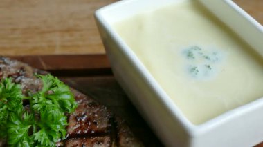 Susam ve sebze ile orkinos biftek