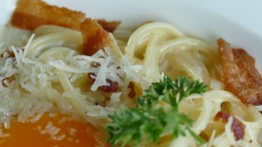 Carbonara gevrek domuz pastırması ve yumurta ile