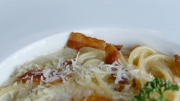 Carbonara con pancetta croccante e uovo — Video Stock