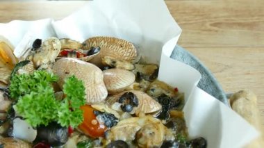 Şarap soslu kızarmış midye