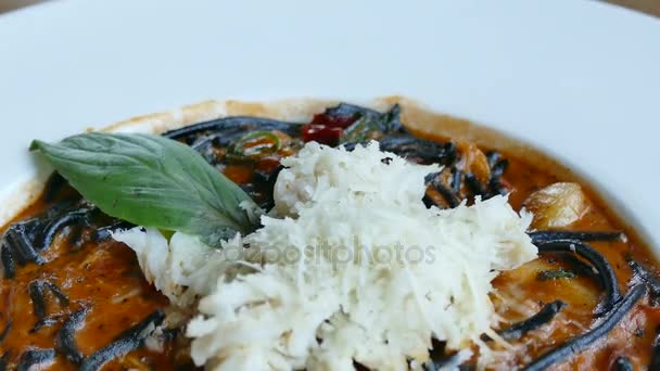 Spicy spaghetti with seafood — Stock Video