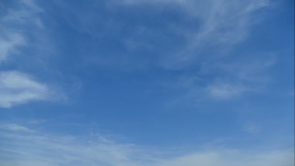 Nubes con cielo azul — Vídeo de stock