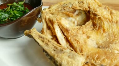 Soslu kızarmış balık.