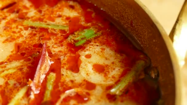 Tom yum kung spicy soup — Stockvideo