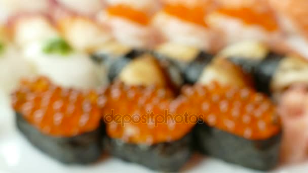 Sushi set in piatto bianco — Video Stock