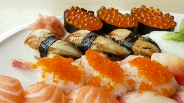 Sushi instellen in witte plaat — Stockvideo