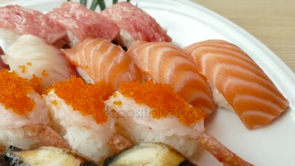 Sushi Set in weißem Teller — Stockvideo