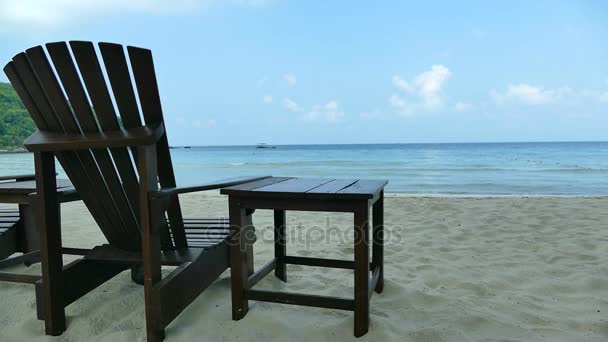 熱帯のビーチでテーブルとサンベッド — ストック動画