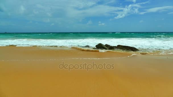 Praia e mar com céu azul — Vídeo de Stock