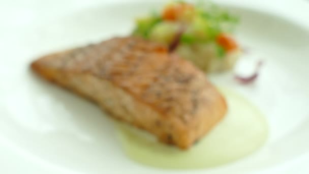 Стейк из лосося с соусом — стоковое видео