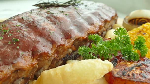 Жареный стейк из свинины — стоковое видео