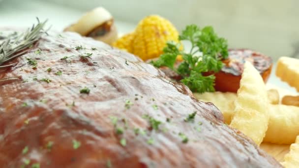 Carne de cerdo a la parrilla — Vídeo de stock