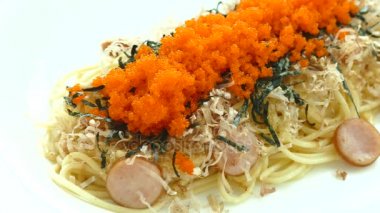 Spagetti sosis ve havyar ile 
