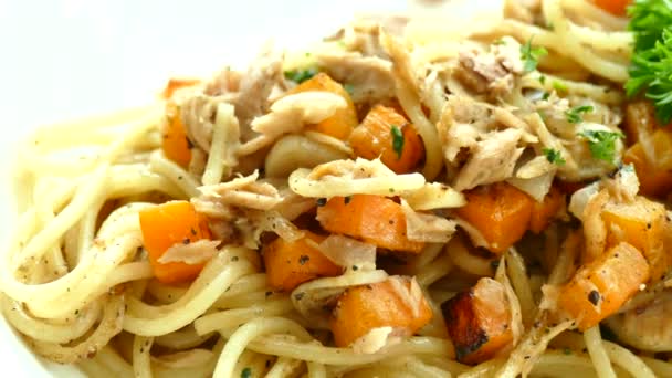 Spaghetti con tonno e carote — Video Stock