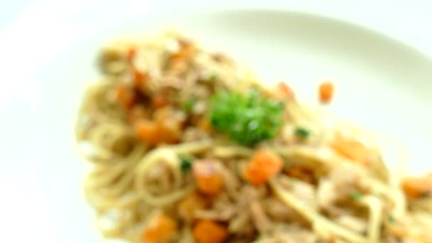 Espaguetis con atún y zanahorias — Vídeo de stock