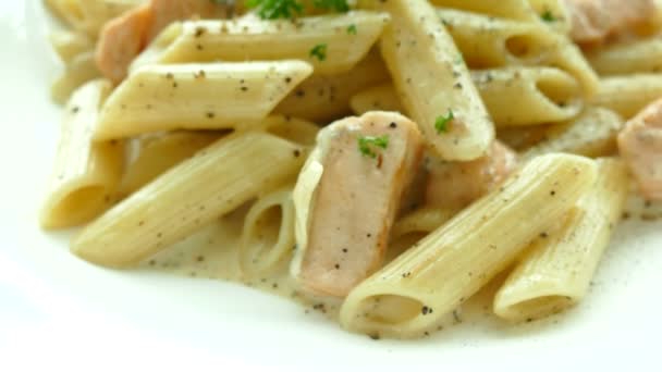 Espaguete carbonara com salmão — Vídeo de Stock